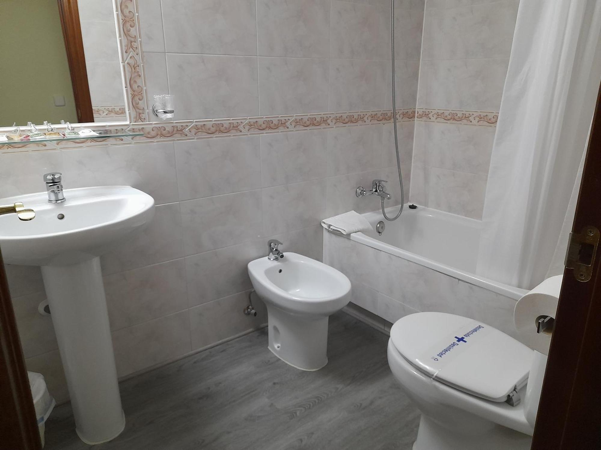 Hostal San Roque Guadalajara Bagian luar foto